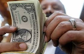 الجمارك: تثبيت الدولار الجمركي للسلع الأساسية في مايو