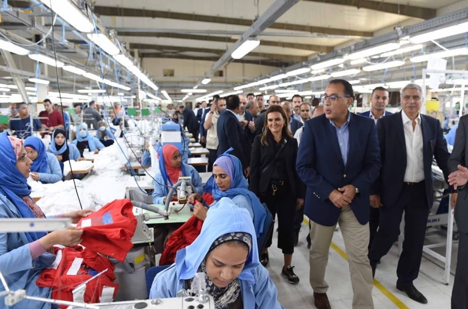 رئيس الوزراء يزور مجمعا لصناعة المنسوجات بمحافظة المنيا