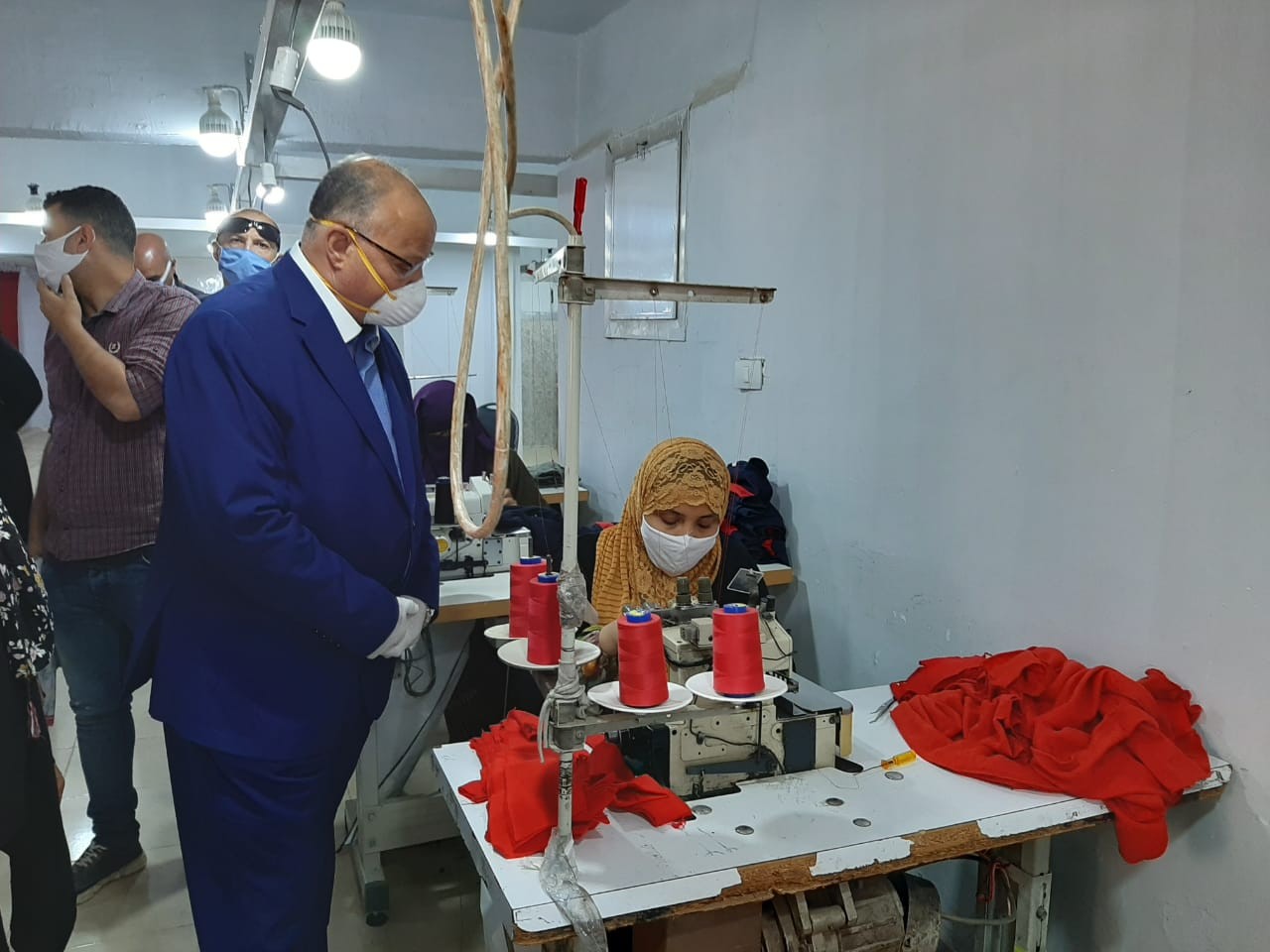 محافظ القاهرة يزور مصنع ملابس بالأسمرات ويصرف منح للعاملات