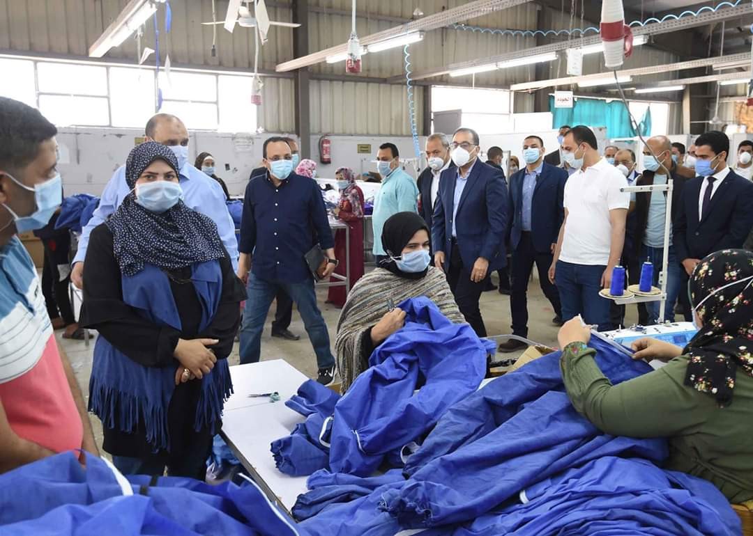 رئيس الوزراء يتفقد مصنعا للملابس الجاهزة و الملابس الطبية والكمامات بالقليوبية