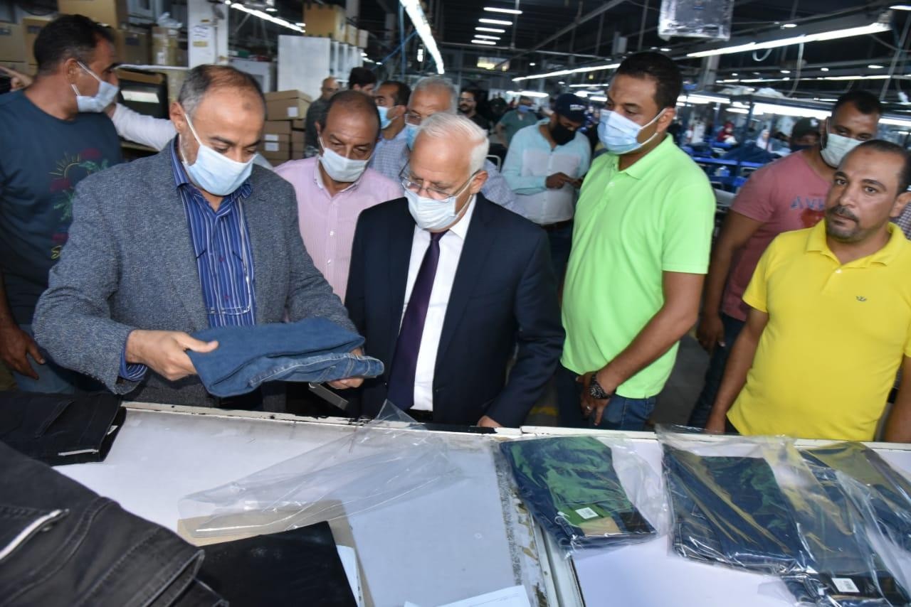 محافظ بورسعيد يتابع سير العمل بمصنع آكاى للملابس الجاهزة بالمنطقة الصناعية