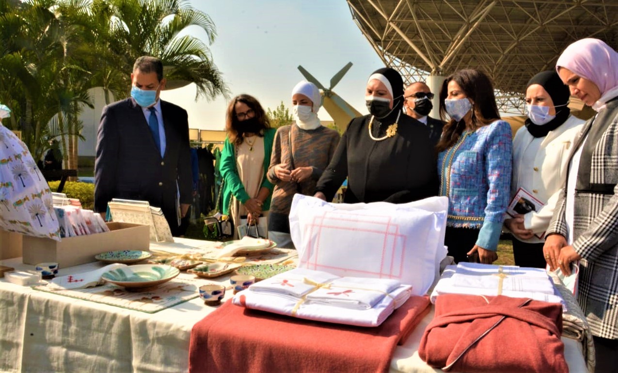 نيفين جامع تؤكد ضرورة تطوير الصناعات اليدوية أثناء افتتاح معرض "صنع في مصر"
