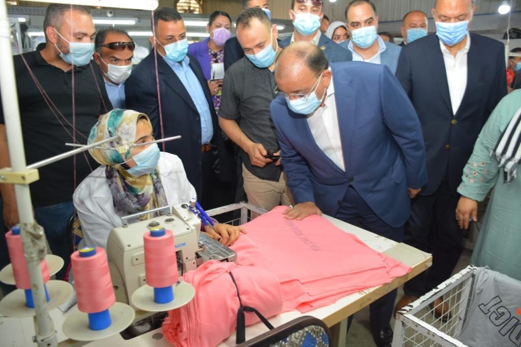وزير التنمية المحلية ومحافظ القليوبية يتفقدان مشروع&nbsp; وظيفتك جنب بيتك