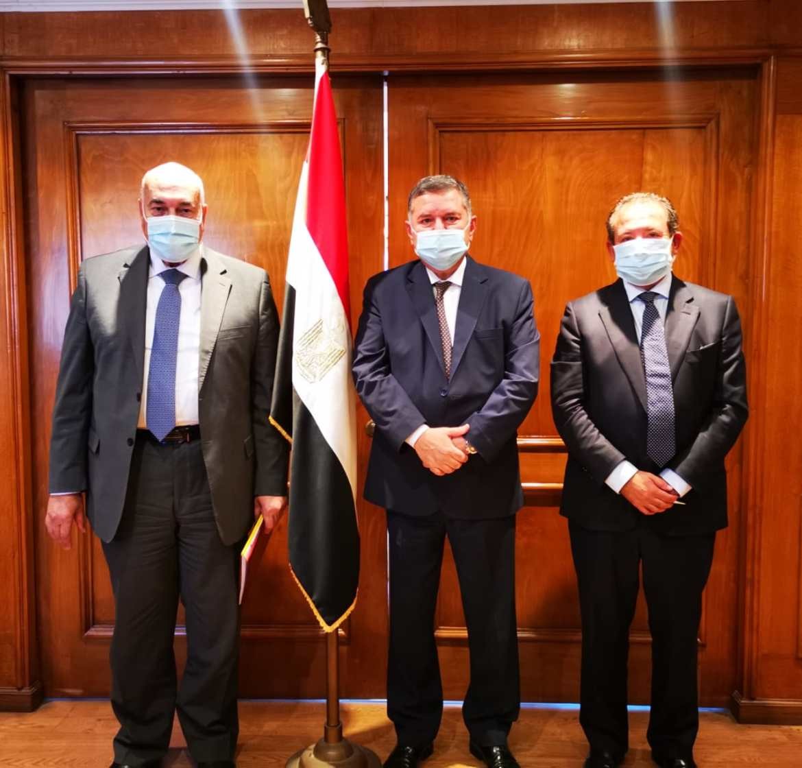 وزير قطاع الأعمال العام يشهد توقيع عقود 7 مصانع جديدة للغزل والنسيج