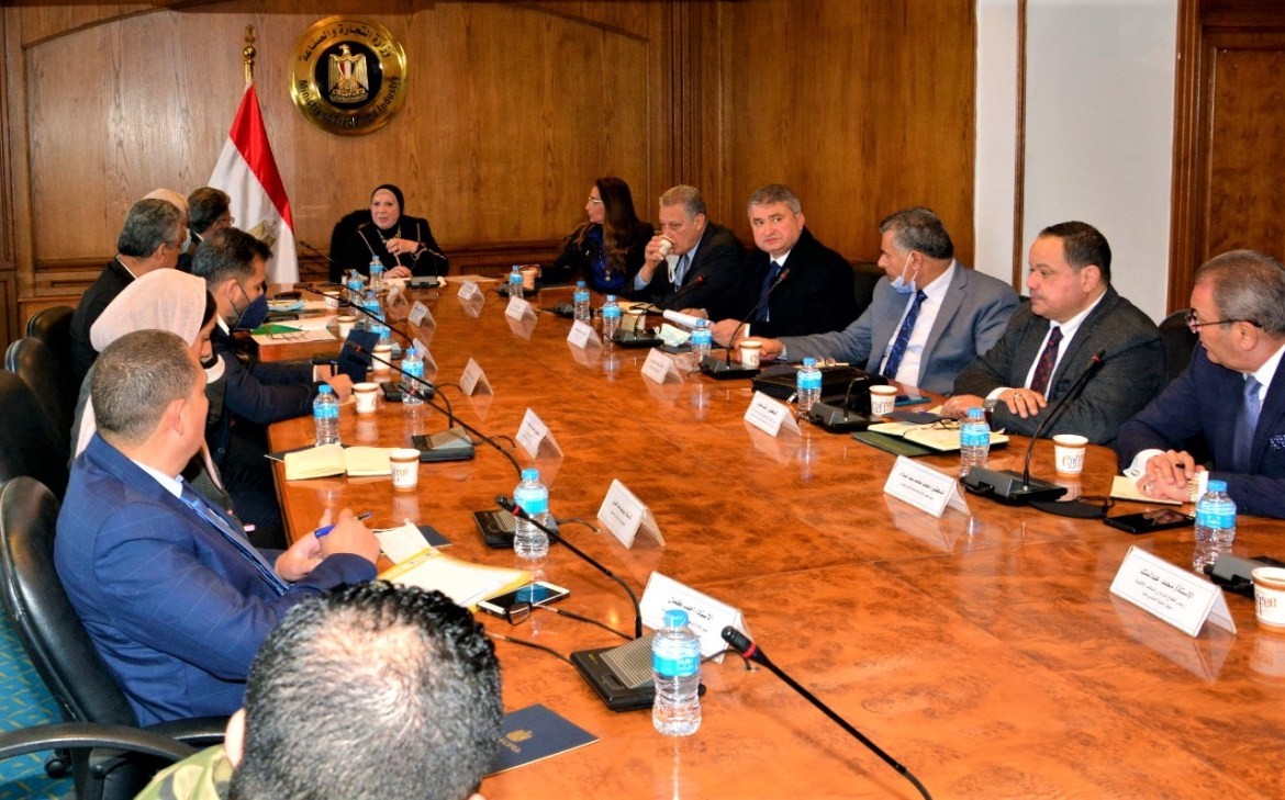 وزيرة الصناعة: دراسة متكاملة للارتقاء بصناعة السجاد المصري وزيادة قدرته التنافسية