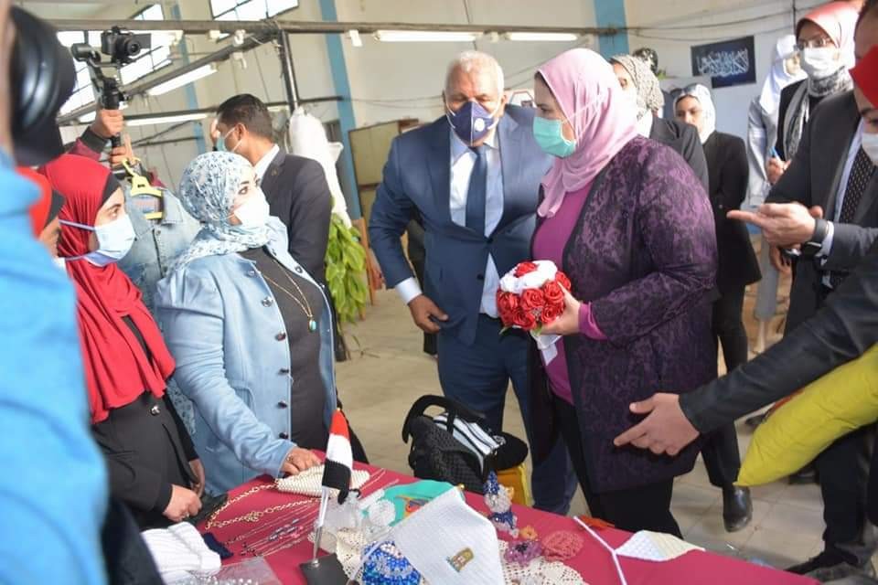 وزيرة التضامن ومحافظ الوادي الجديد يتفقدان مجمع التمور ومصنع الملابس الجاهزة