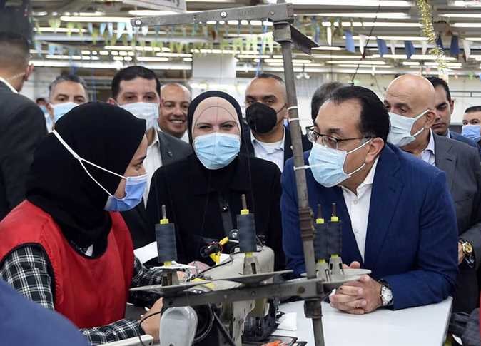 رئيس الوزراء يتفقد مصنعا للغزل والنسيج وتصنيع الملابس بالعاشر من رمضان