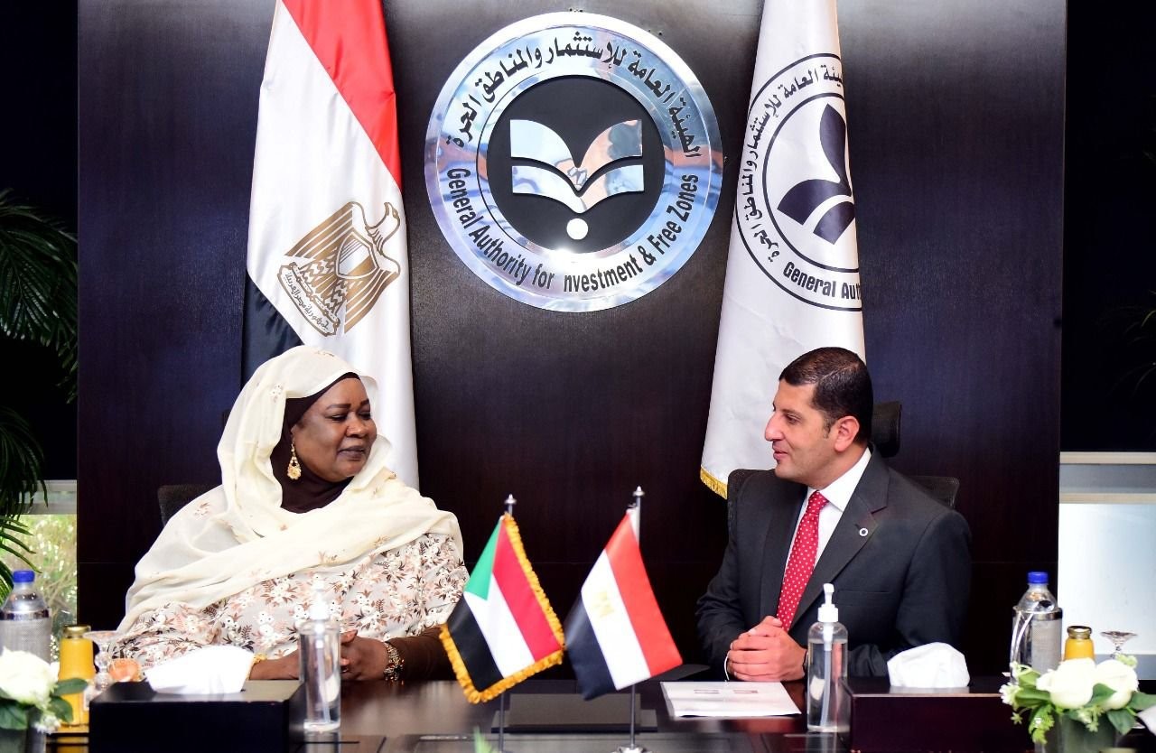 الرئيس التنفيذي لهيئة الاستثمار يبحث مع وزيرة التعاون الدولي السودانية أوجه التعاون المشترك